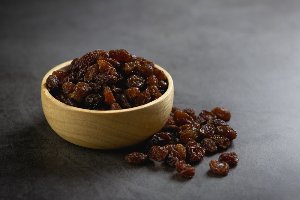 Benefits of eating raisins at night